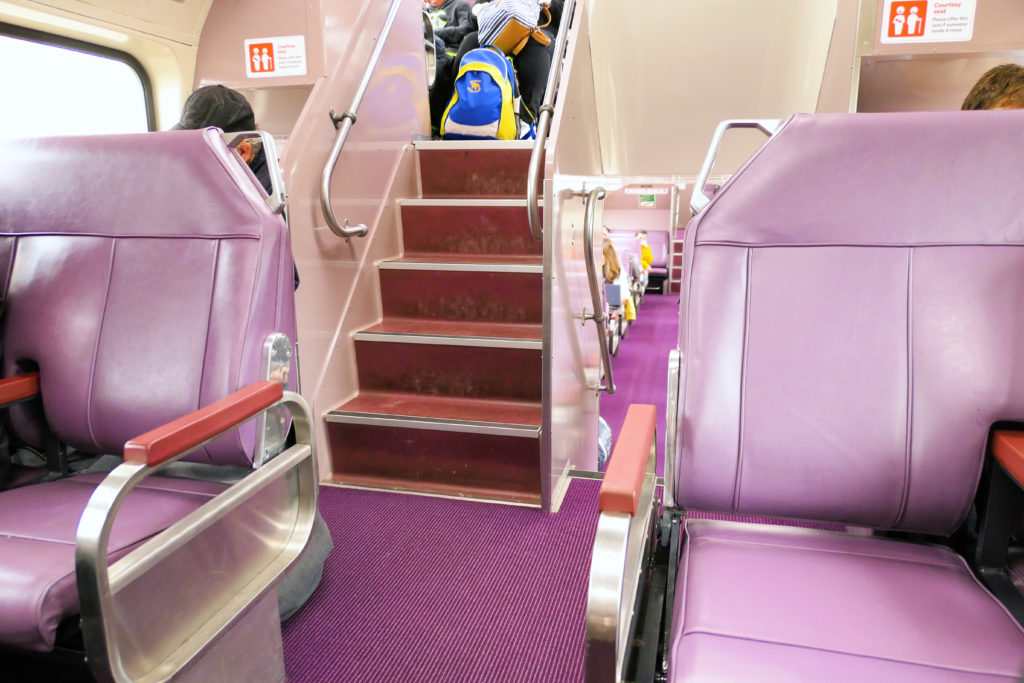 シドニー電車紫色席