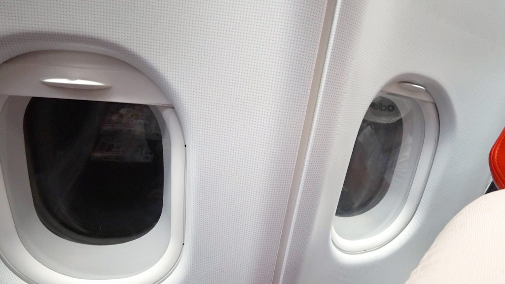 エアアジアXD7523便羽田発クアラルンプール行き 機内50列目窓枠