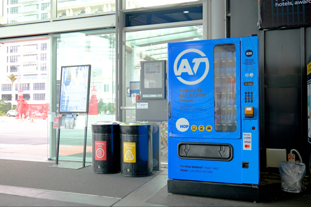 オークランド ダウンタウンフェリーターミナル『AT HOPカード』自動販売機 入口そば