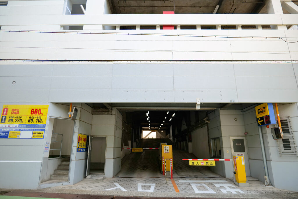 audi神戸 立体駐車場 ゲート 朝
