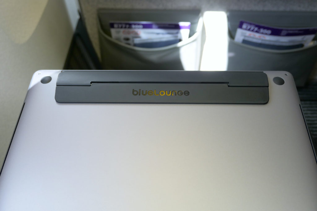 閉じたblueLoungeのスタンドKickflip（キックフリップ）MacBook Pro 15インチ向けとMacbook Pro 16インチ Ultimateモデル背面 機内