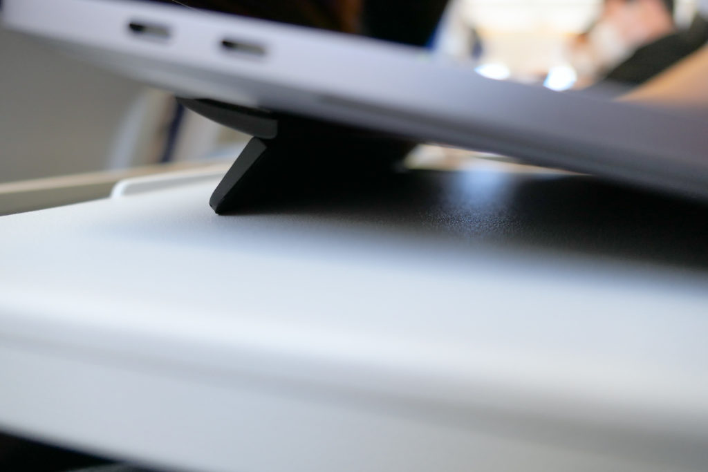 開いたblueLoungeのスタンドKickflip（キックフリップ）MacBook Pro 15インチ向け 横アングル テーブルの上 機内