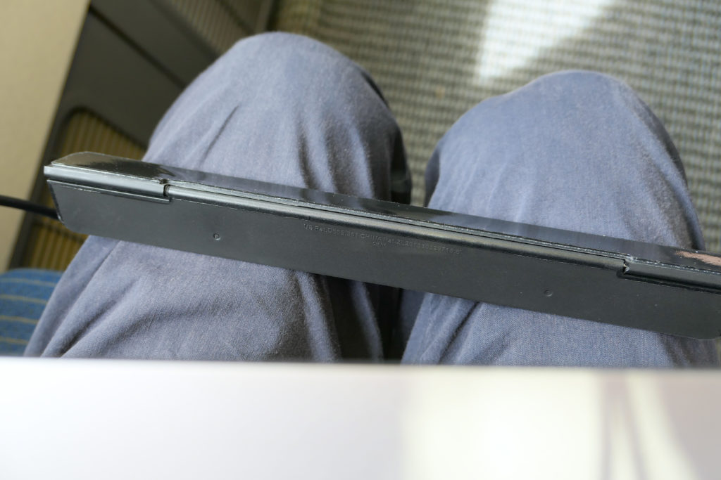 blueLoungeのスタンドKickflip（キックフリップ）MacBook Pro 15インチ向け 機内で剥がれ落ちる