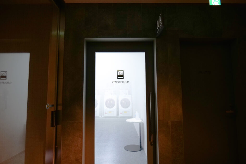 HOTEL & SPA センチュリーマリーナ函館 1階 ランドリーベンダールーム ドア 前