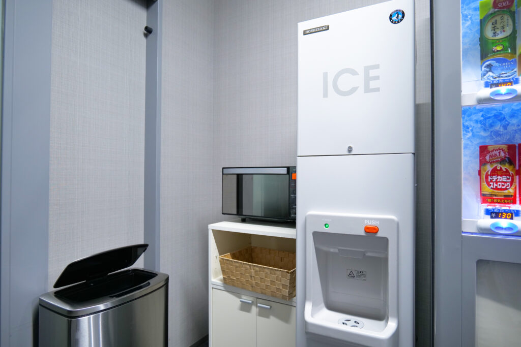 HOTEL & SPA センチュリーマリーナ函館 1階 ランドリーベンダールーム ゴミ箱 電子レンジ 製氷機