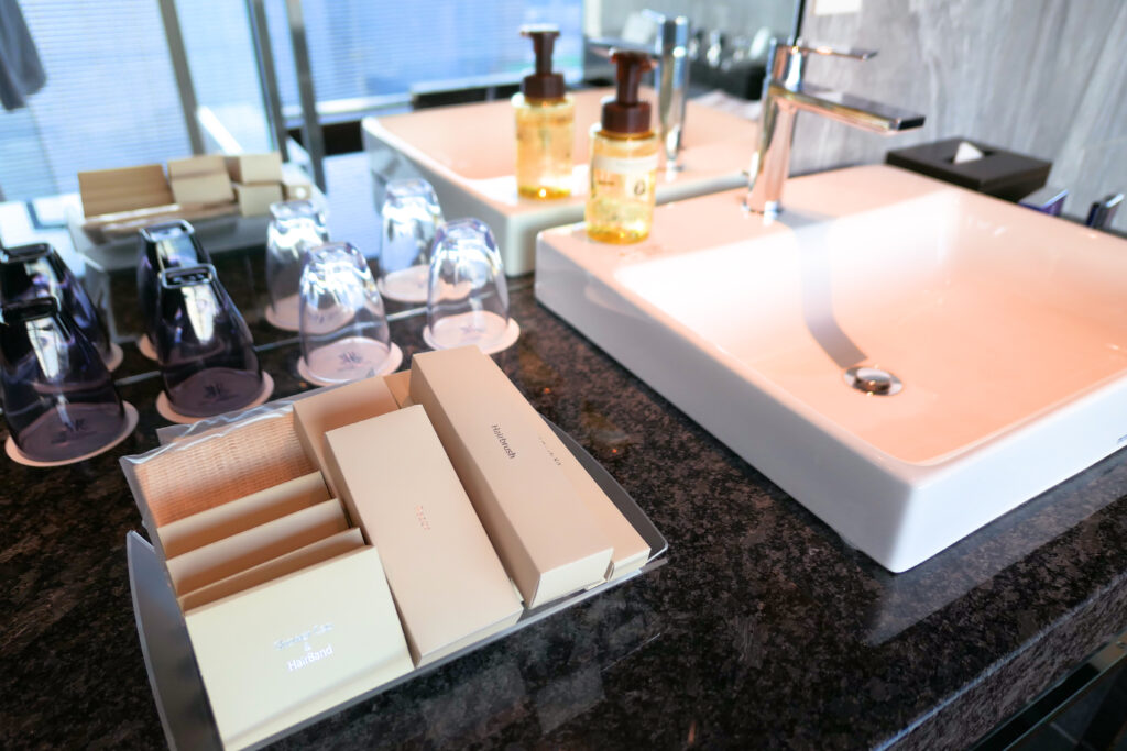 HOTEL & SPA センチュリーマリーナ函館 13階 ザロイヤルフロア コーナースイート バスルーム（お風呂場）ベーシン（洗面台） アメニティ