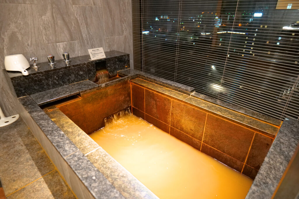 HOTEL & SPA センチュリーマリーナ函館 13階 ザロイヤルフロア コーナースイート バスルーム（お風呂場）夜 温泉 バスタブ