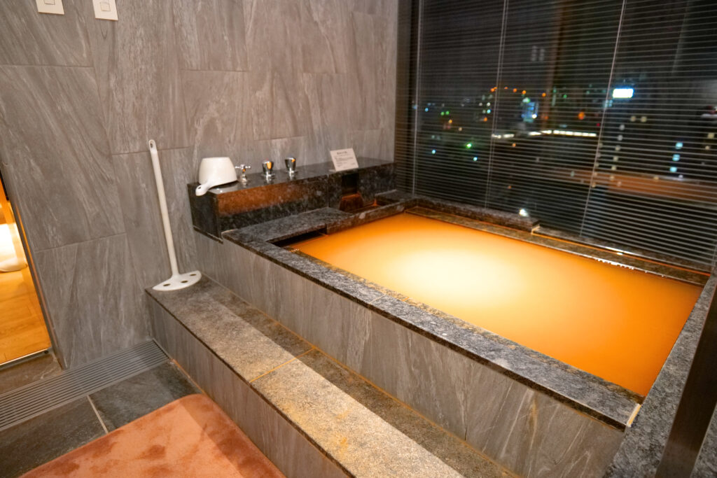 HOTEL & SPA センチュリーマリーナ函館 13階 ザロイヤルフロア コーナースイート バスルーム（お風呂場）夜 ビューバス 函館