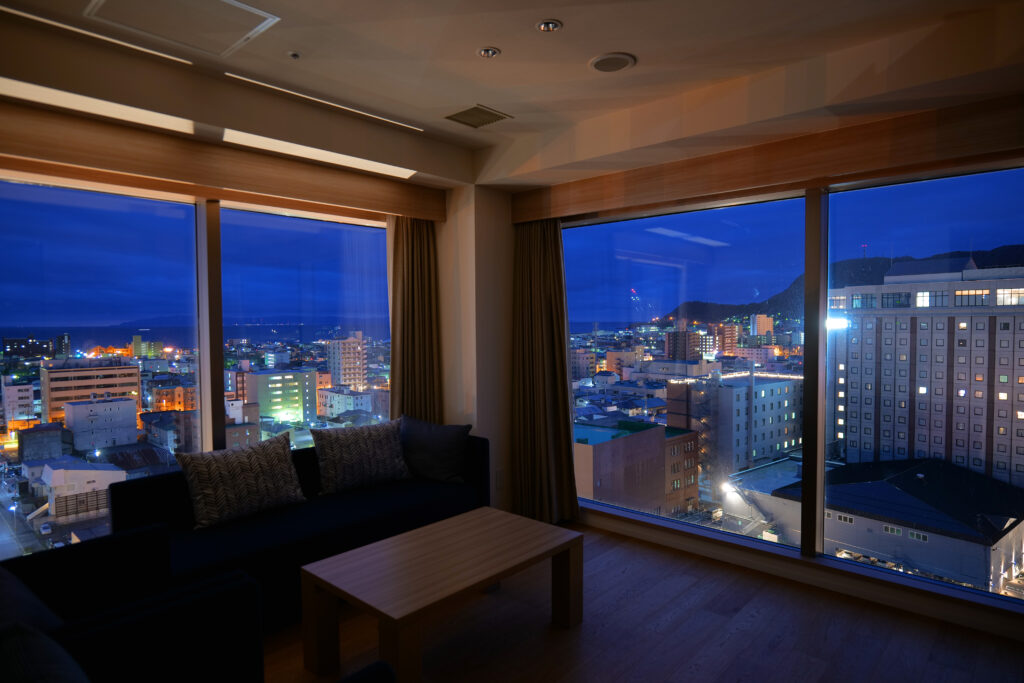HOTEL & SPA センチュリーマリーナ函館 13階 ザロイヤルフロア コーナースイート リビング（居間） 夜明け