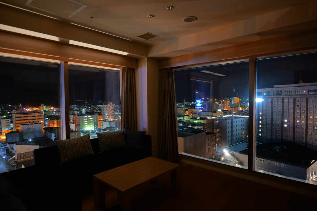 HOTEL & SPA センチュリーマリーナ函館 13階 ザロイヤルフロア コーナースイート リビング（居間） 真夜中