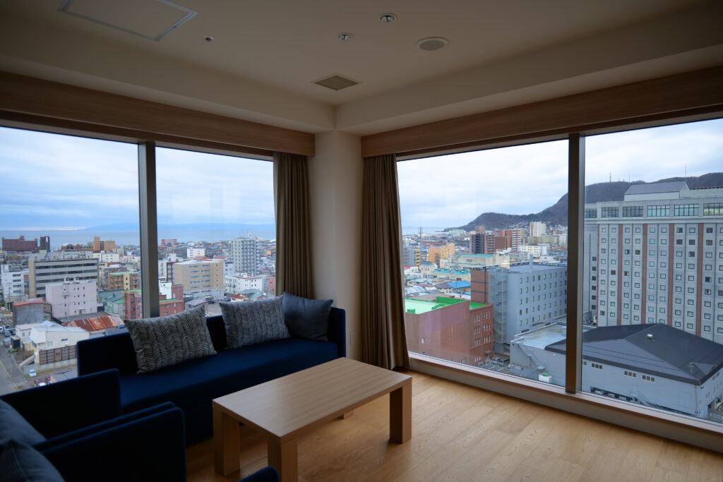 HOTEL & SPA センチュリーマリーナ函館 13階 ザロイヤルフロア コーナースイート リビング（居間） 朝