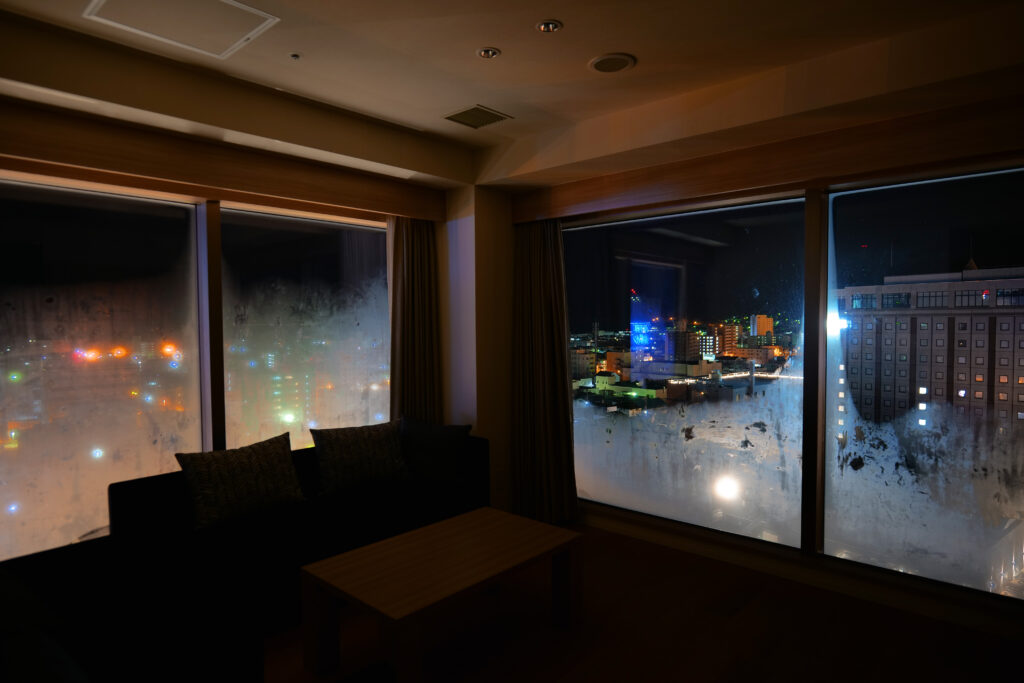 HOTEL & SPA センチュリーマリーナ函館 13階 ザロイヤルフロア コーナースイート リビング（居間） 夜