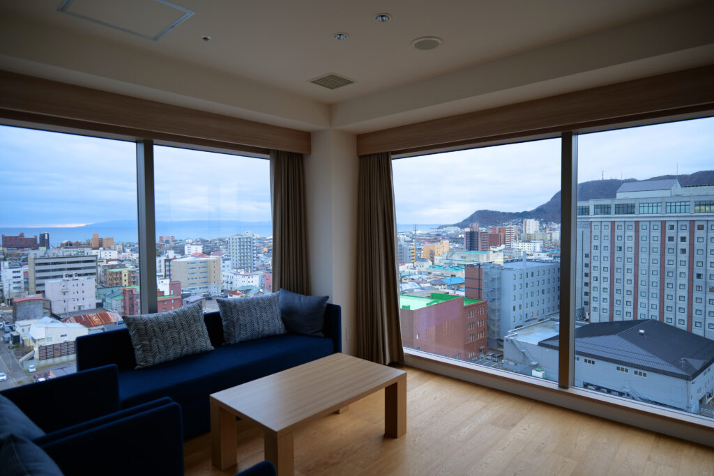 HOTEL & SPA センチュリーマリーナ函館 13階 ザロイヤルフロア コーナースイート リビング（居間） サンライズ（日の出）