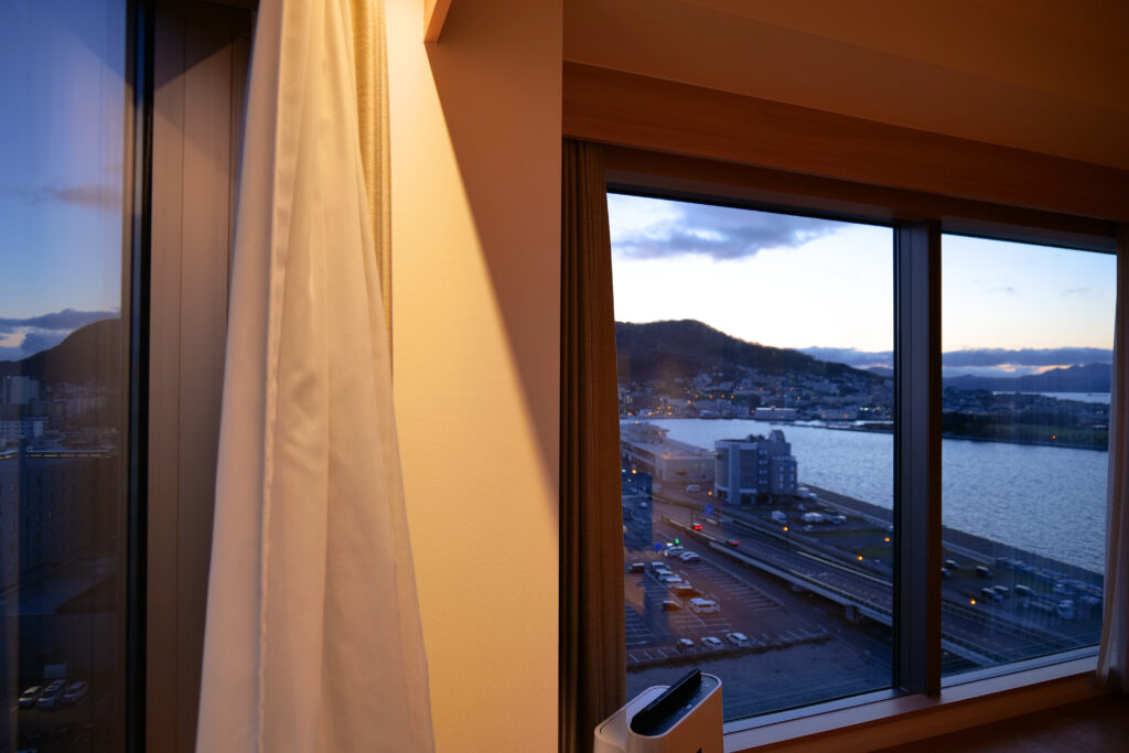 HOTEL & SPA センチュリーマリーナ函館 13階 ザロイヤルフロア コーナースイート リビング（居間） 窓とカーテン