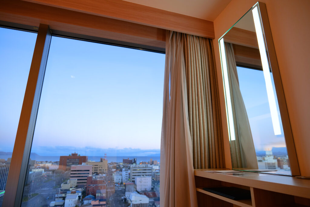 HOTEL & SPA センチュリーマリーナ函館 13階 ザロイヤルフロア コーナースイート クイーンサイズベッドルーム（寝室）ドレッサー