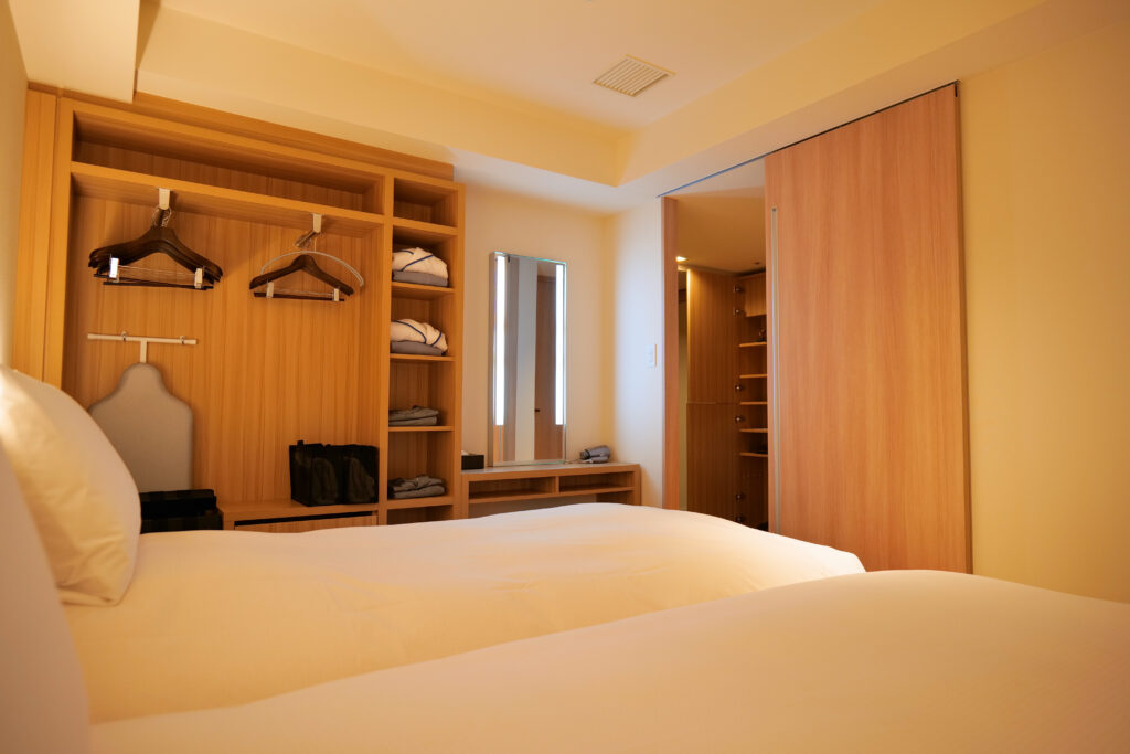HOTEL & SPA センチュリーマリーナ函館 13階 ザロイヤルフロア コーナースイート シングルサイズベッドルーム（寝室）右ベッドからの眺め