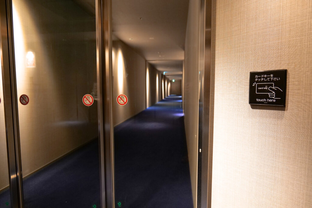 HOTEL & SPA センチュリーマリーナ函館 13階 ザロイヤルフロア セキュリティプレート ドア施錠中 絨毯 函館ブルー