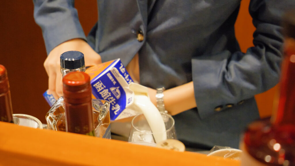 HOTEL & SPA センチュリーマリーナ函館バーボイジャー（BAR VOYAGER）カクテルメイキング 注ぐ 函館牛乳