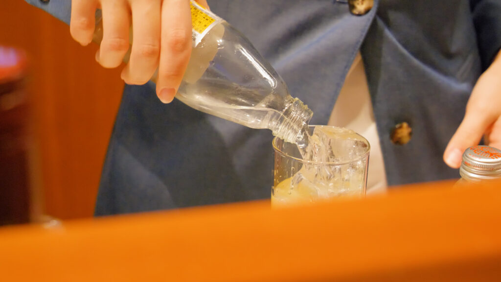 HOTEL & SPA センチュリーマリーナ函館バーボイジャー（BAR VOYAGER）カクテルメイキング 注ぐ シュウェップストニックウォーター