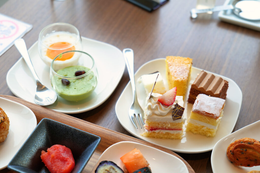HOTEL & SPA センチュリーマリーナ函館 朝食(ブレックファスト) ユーヨーテラスハコダテ テーブルの上のケーキ