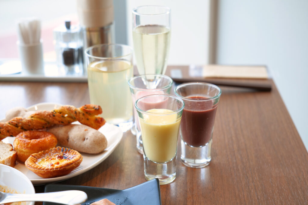 HOTEL & SPA センチュリーマリーナ函館 朝食(ブレックファスト) ユーヨーテラスハコダテ テーブルの上のスムージー 梨ジュース スパークリングワイン