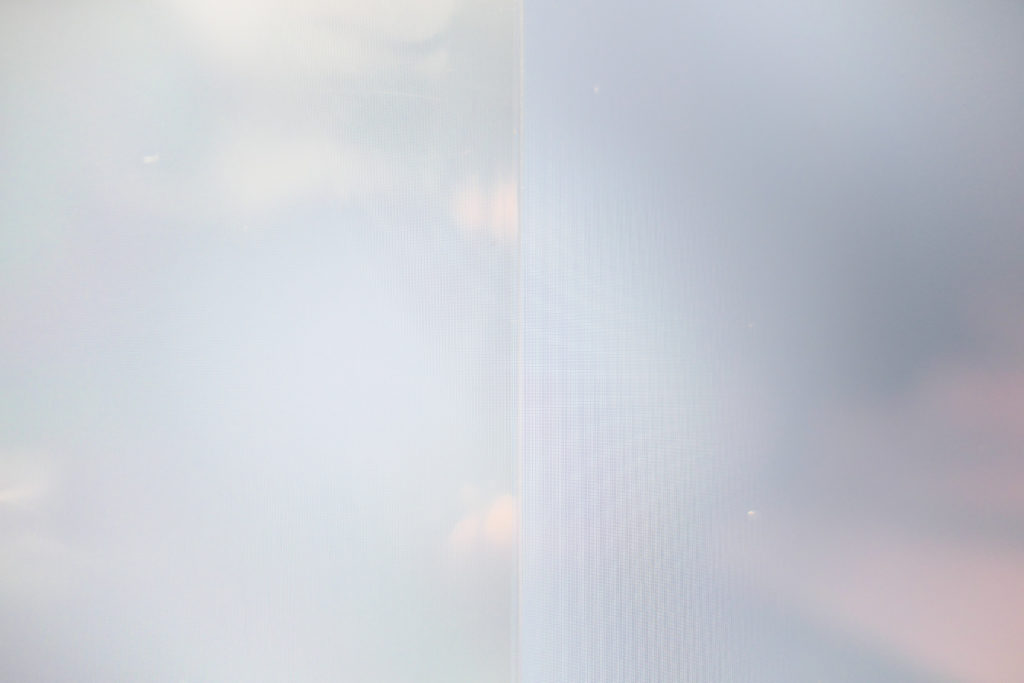 LENTION 16インチMacBook Pro 2019 全面保護シルバースキンシール 液晶保護フィルム 5テンセット 3M技術4H硬度（スペースグレイ）画面フィルムとMavBook Pro 16インチ Ultimateモデル画面を比較２