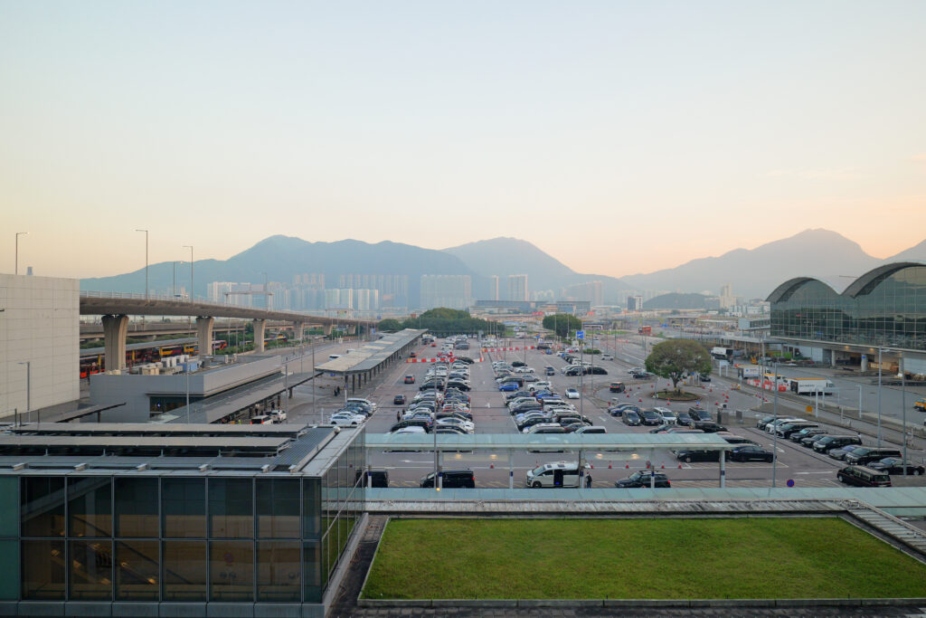 香港国際空港（HKG）から成田国際空港（NRT） キャセイパシフィック航空 CX524便 香港国際空港（HKG）駐車場 夕方