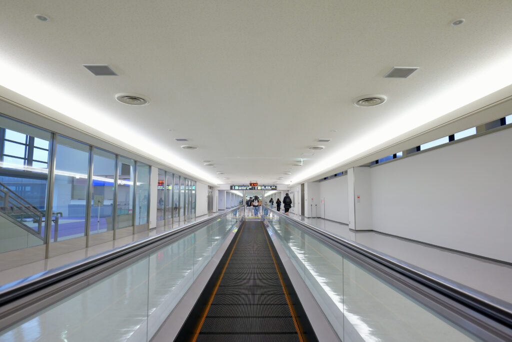 香港国際空港（HKG）から成田国際空港（NRT） キャセイパシフィック航空 CX524便 成田国際空港（NRT）第2ターミナル エアサイド 制限エリア内 降機後 動く歩道 06時42分