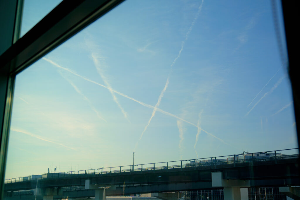 JALファーストクラスラウンジ フランクフルト国際空港 第2ターミナル（国際線） 大きな窓と空 夕方