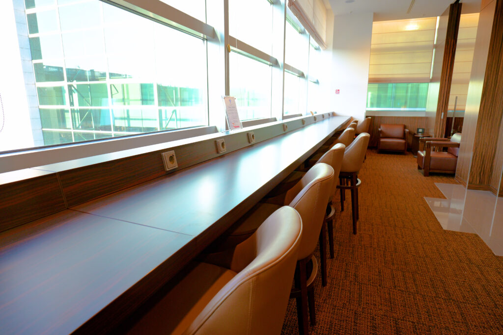 JALファーストクラスラウンジ フランクフルト国際空港 第2ターミナル（国際線） 窓側カウンター席 左側アングル 夕方