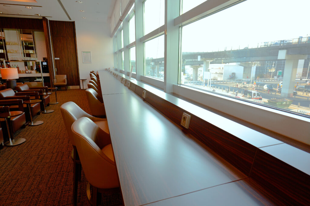 JALファーストクラスラウンジ フランクフルト国際空港 第2ターミナル（国際線） 窓側カウンター席 右側アングル 夕方