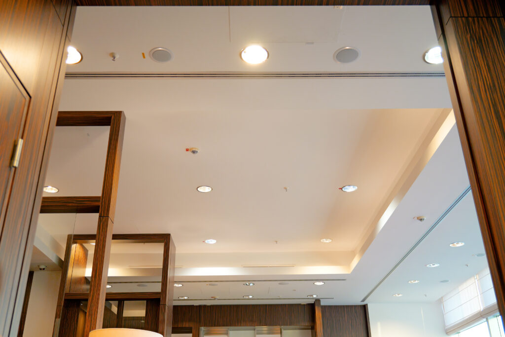 JALファーストクラスラウンジ フランクフルト国際空港 第2ターミナル（国際線）天井のダウンライト 夕方