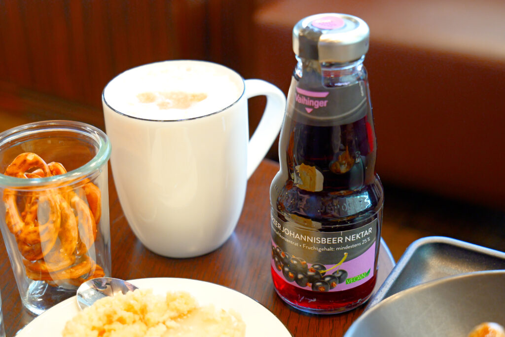 JALファーストクラスラウンジ フランクフルト国際空港 第2ターミナル（国際線） チョコチーノとカシスネクター 夕方