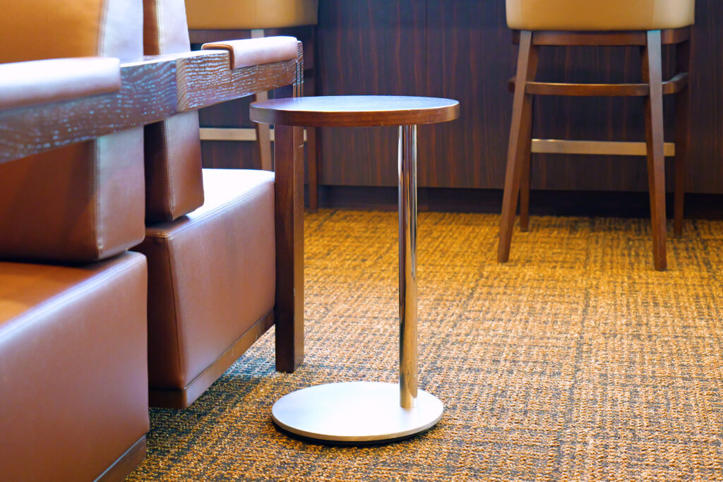 JALファーストクラスラウンジ フランクフルト国際空港 第2ターミナル（国際線） 隅っこの席のテーブル 夕方