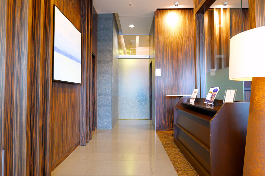 JALファーストクラスラウンジ フランクフルト国際空港 第2ターミナル（国際線）出入り口 夕方