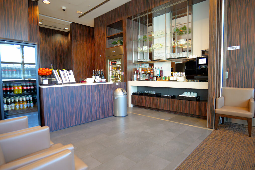 JALファーストクラスラウンジ フランクフルト国際空港 第2ターミナル（国際線）飲み物 食べ物 カウンター 夕方