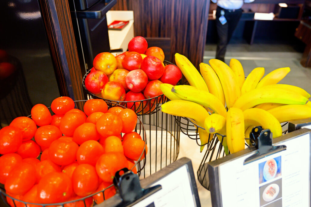 JALファーストクラスラウンジ フランクフルト国際空港 第2ターミナル（国際線）フルーツ（オレンジ・リンゴ・バナナ） 夕方