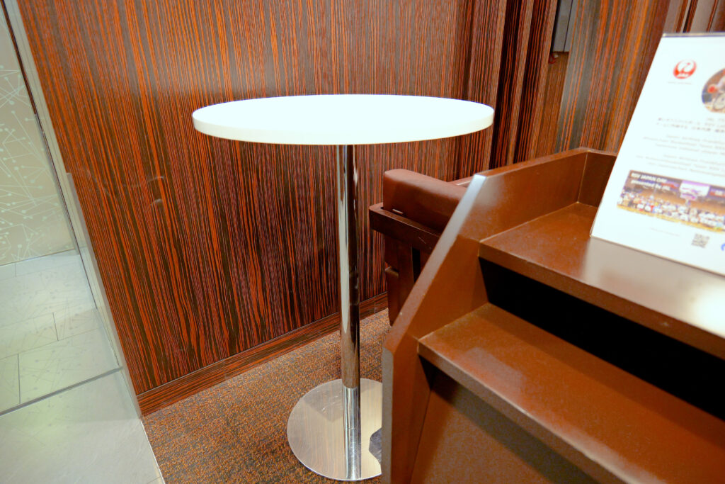 JALファーストクラスラウンジ フランクフルト国際空港 第2ターミナル（国際線） ハイテーブル 夜