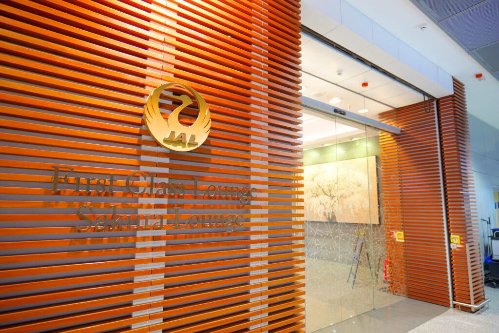 JALファーストクラスラウンジ フランクフルト国際空港 第2ターミナル（国際線） ロゴ 左側アングル