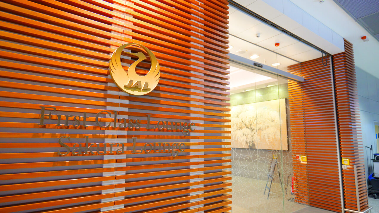 JALファーストクラスラウンジ フランクフルト国際空港 第2ターミナル（国際線） ロゴ 左側アングル