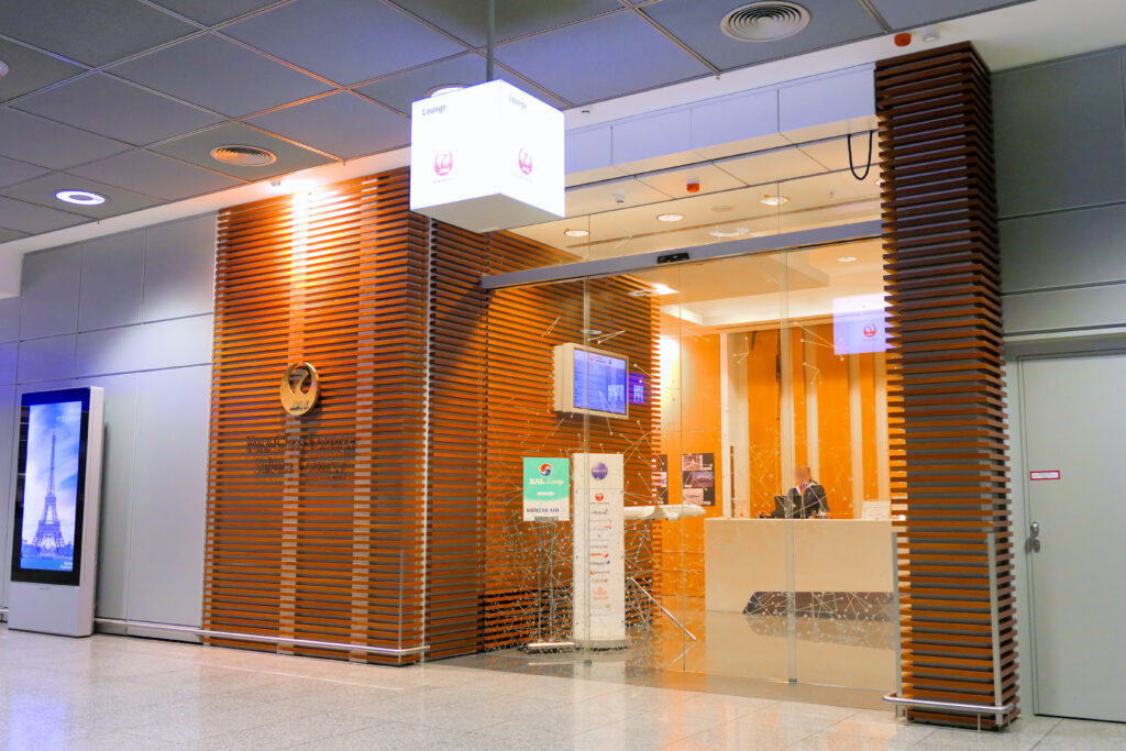 JALファーストクラスラウンジ フランクフルト国際空港 第2ターミナル（国際線） エントランス 右側アングル