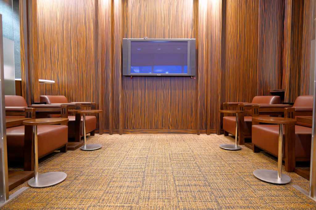 JALファーストクラスラウンジ フランクフルト国際空港 第2ターミナル（国際線） モニターと席 夜