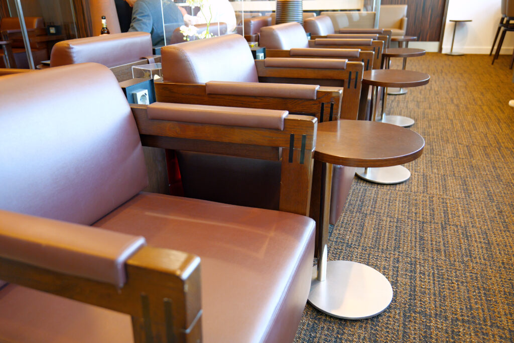 JALファーストクラスラウンジ フランクフルト国際空港 第2ターミナル（国際線） 窓に近い席 夕方