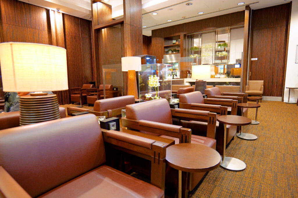 JALファーストクラスラウンジ フランクフルト国際空港 第2ターミナル（国際線） 窓に近い席 夜