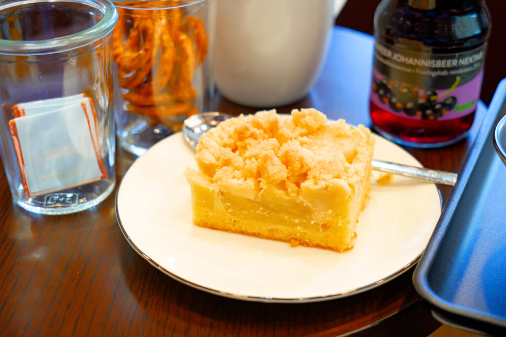 JALファーストクラスラウンジ フランクフルト国際空港 第2ターミナル（国際線） 注文メニュー リンゴのクランブルケーキ 夕方