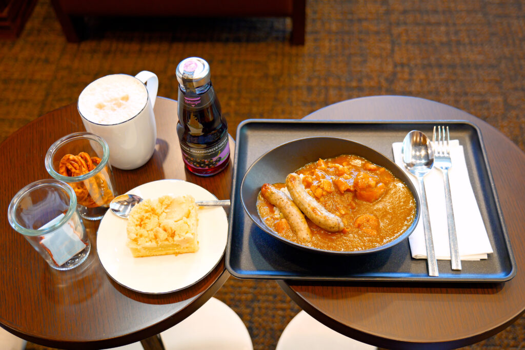 JALファーストクラスラウンジ フランクフルト国際空港 第2ターミナル（国際線） 注文メニュー テーブルにお皿たち 夕方