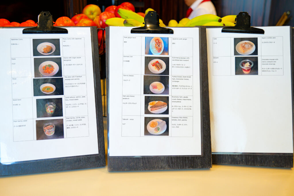 JALファーストクラスラウンジ フランクフルト国際空港 第2ターミナル（国際線）コンセント（アウトレット）オーダーメニュー 夕方