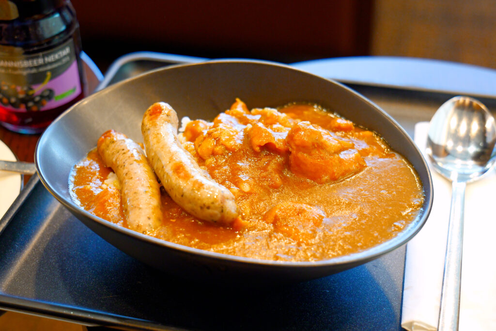 JALファーストクラスラウンジ フランクフルト国際空港 第2ターミナル（国際線） 注文メニュー MUKUまかないカレー（日本米）ニュルンベルガーソーセージトッピング 夕方