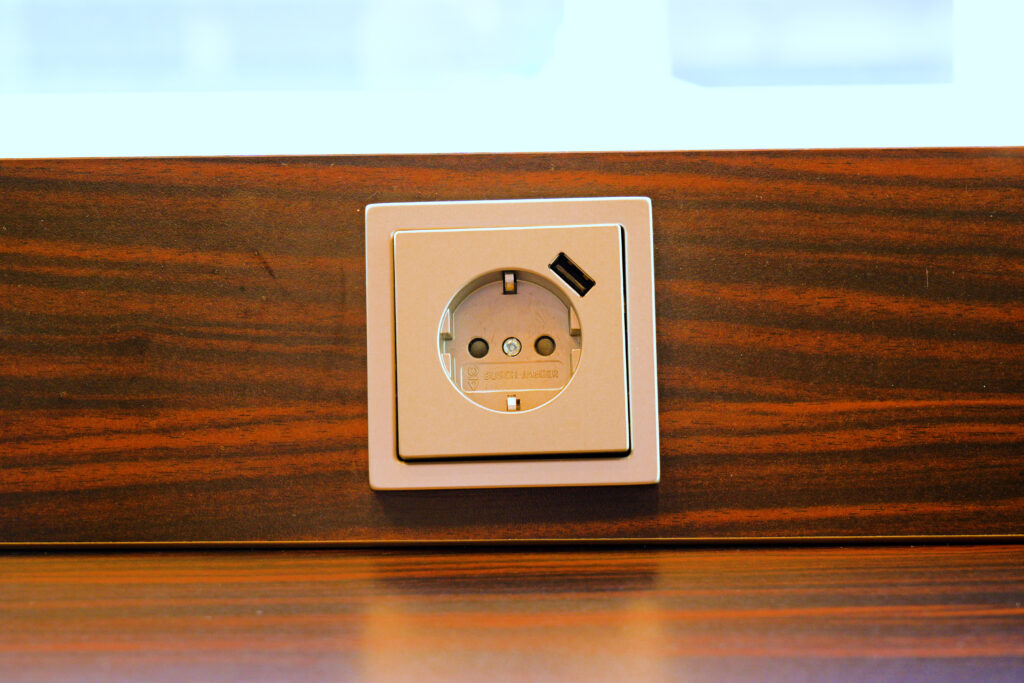 JALファーストクラスラウンジ フランクフルト国際空港 第2ターミナル（国際線）コンセント（アウトレット）CタイプとUSB Type-A 夕方