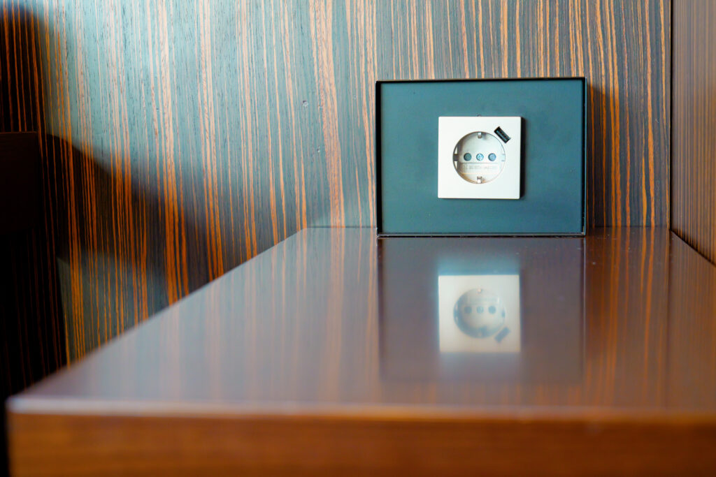 JALファーストクラスラウンジ フランクフルト国際空港 第2ターミナル（国際線）コンセント（アウトレット）CタイプとUSB Type-A 壁 夕方